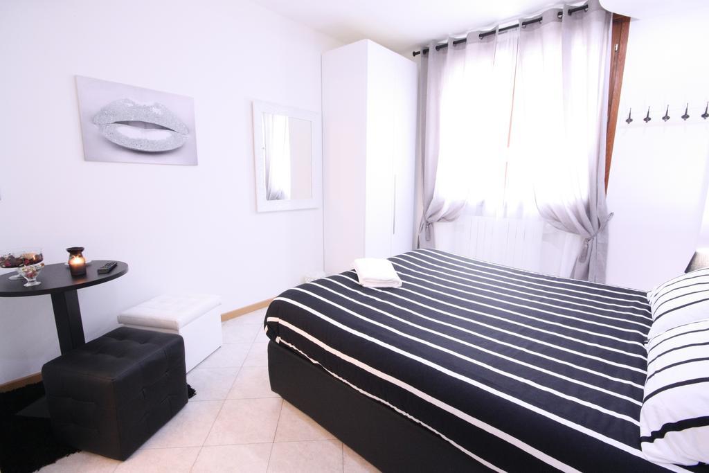 B&B Black&White And Apartments Cantù Rom bilde